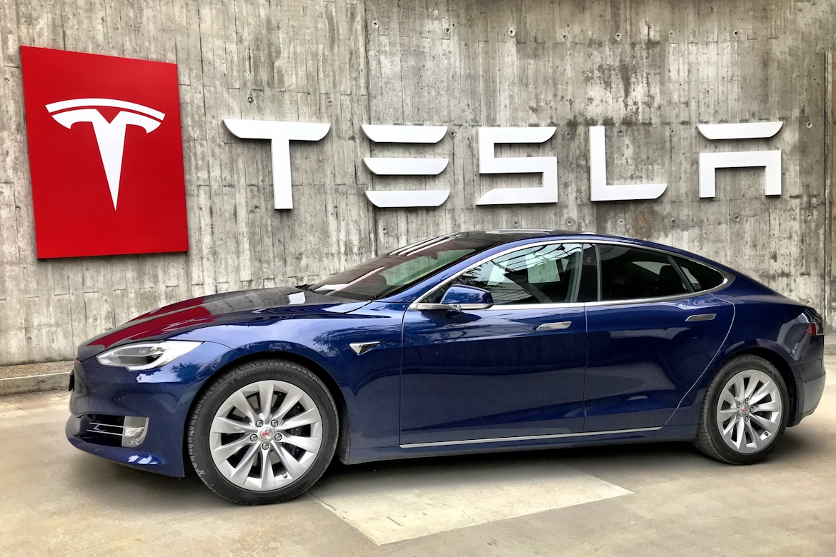 Tesla’s Robotaxi Roam the Street