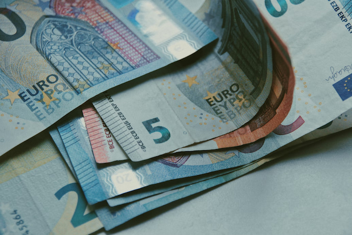 Europe Prepares for Rate Cuts as U.S. Holds Back